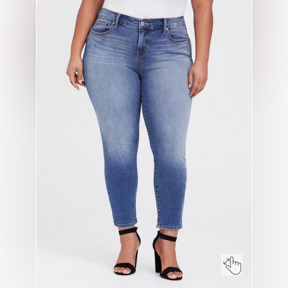 Torrid Girlfriend Medium Wash High Rise Cropped Tapered Leg Slim Fit Blue 20 - Picture 15 of 16
